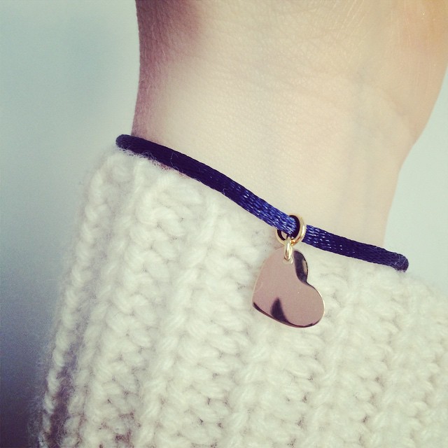 Lisbeth Armband in Navy/Gold by vonhey #vonhey #vonhey_berlin #armband #armbaender #herzanhaenger #weihnachtsgeschenke #diebestengeschenke